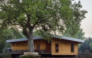 Energie-opwekkende vrijstaande woning in het buitengebied Putten Nederland met houten duurzame gevel