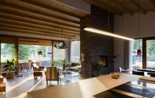 Landelijk woning in architectonisch interieur in Nederland met rustieke moderne openhaard