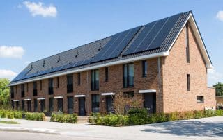 Nieuwbouw rijtjes woningen in Apeldoorn zijaanzicht straat