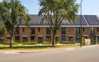 Rijtjeshuizen voorgevel met voortuin